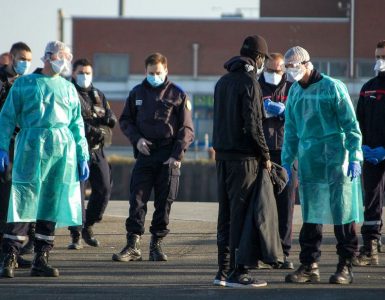 Des policiers et des pompiers parlent à un migrant alors qu’il tentait en plein confinement de traverser la Manche à bord d’un panneau pneumatique.