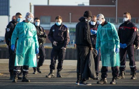 Des policiers et des pompiers parlent à un migrant alors qu’il tentait en plein confinement de traverser la Manche à bord d’un panneau pneumatique.