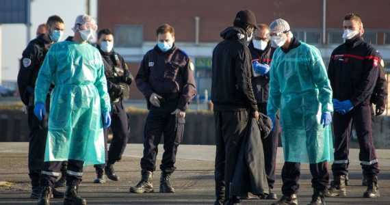 Des policiers et des pompiers parlent à un migrant alors qu’il tentait en plein confinement de traverser la Manche à bord d’un panneau pneumatique.