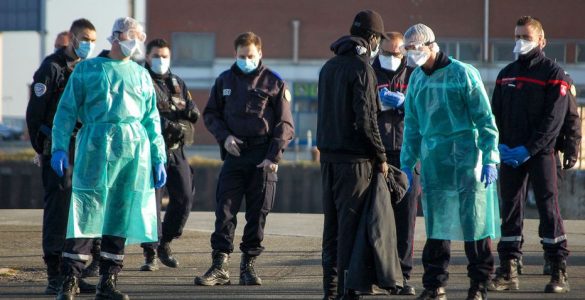 Des policiers et des pompiers parlent à un migrant alors qu’il tentait en plein confinement de traverser la Manche à bord d’un panneau pneumatique.