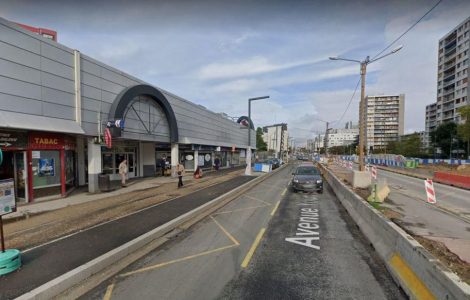 Vitry, avenue Gagarine. Deux conteneurs en feu avaient été disposés sur l’artère principale dans le but de rendre un guet-apens aux policiers.