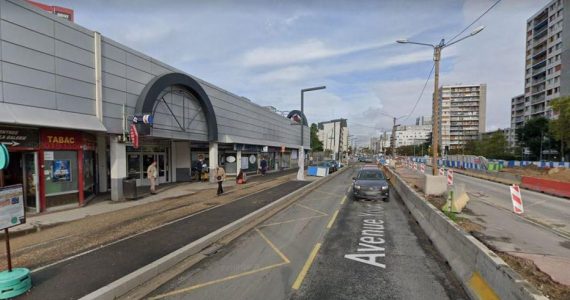 Vitry, avenue Gagarine. Deux conteneurs en feu avaient été disposés sur l’artère principale dans le but de rendre un guet-apens aux policiers.