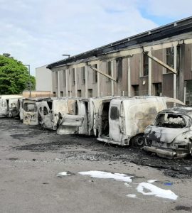 Les véhicules ont tous été incendiés.