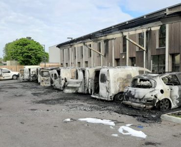 Les véhicules ont tous été incendiés.