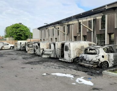Les véhicules ont tous été incendiés.