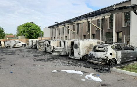 Les véhicules ont tous été incendiés.