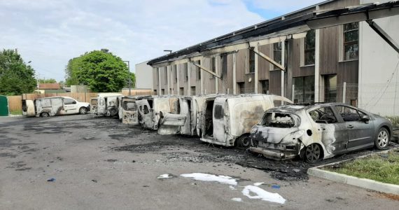 Les véhicules ont tous été incendiés.