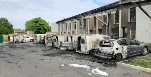 Les véhicules ont tous été incendiés.
