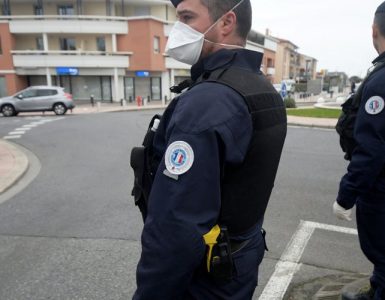 Les policiers ont connu une soirée agitée malgré le confinement