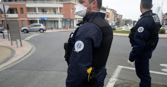 Les policiers ont connu une soirée agitée malgré le confinement