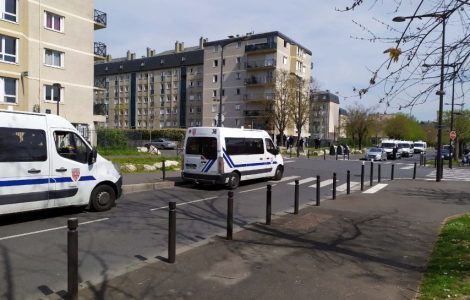 Ce mardi, une opération de police a été menée, appuyée par des CRS, dans le quartier Montaigu. Dimanche des affrontem