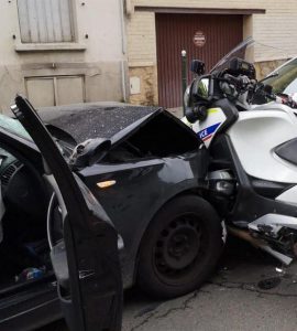 Le suspect a volontairement percuté au volant de sa BMW deux policiers, motards de la Direction de l’ordre public et de la circulation, qui ont survécu à leurs blessures.