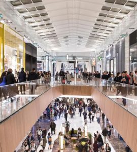Les voleurs présumés sont soupçonnés notamment d’avoir sévi dans des centres commerciaux de la région parisienne, comme le Carré Sénart à Lieusaint (Seine-et-Marne).