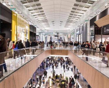 Les voleurs présumés sont soupçonnés notamment d’avoir sévi dans des centres commerciaux de la région parisienne, comme le Carré Sénart à Lieusaint (Seine-et-Marne).