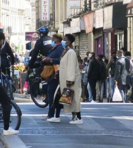 Boulevard de Strasbourg (Xe), vendredi. Malgré la fermeture administrative de commerces qui ne respectaient pas les consignes sanitaires, les riverains estiment qu’il est impossible d’appliquer les mesures de distanciation dans leur quartier.