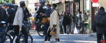 Boulevard de Strasbourg (Xe), vendredi. Malgré la fermeture administrative de commerces qui ne respectaient pas les consignes sanitaires, les riverains estiment qu’il est impossible d’appliquer les mesures de distanciation dans leur quartier.