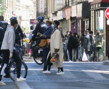 Boulevard de Strasbourg (Xe), vendredi. Malgré la fermeture administrative de commerces qui ne respectaient pas les consignes sanitaires, les riverains estiment qu’il est impossible d’appliquer les mesures de distanciation dans leur quartier.