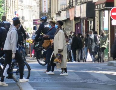 Boulevard de Strasbourg (Xe), vendredi. Malgré la fermeture administrative de commerces qui ne respectaient pas les consignes sanitaires, les riverains estiment qu’il est impossible d’appliquer les mesures de distanciation dans leur quartier.