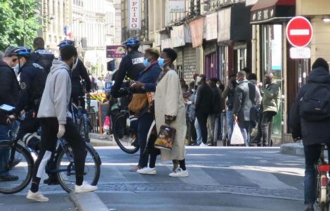 Boulevard de Strasbourg (Xe), vendredi. Malgré la fermeture administrative de commerces qui ne respectaient pas les consignes sanitaires, les riverains estiment qu’il est impossible d’appliquer les mesures de distanciation dans leur quartier.