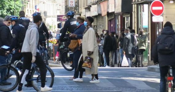 Boulevard de Strasbourg (Xe), vendredi. Malgré la fermeture administrative de commerces qui ne respectaient pas les consignes sanitaires, les riverains estiment qu’il est impossible d’appliquer les mesures de distanciation dans leur quartier.