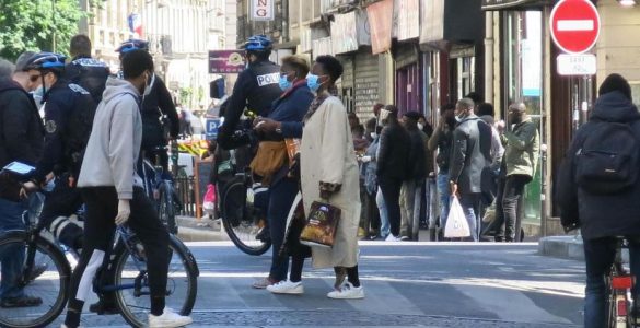 Boulevard de Strasbourg (Xe), vendredi. Malgré la fermeture administrative de commerces qui ne respectaient pas les consignes sanitaires, les riverains estiment qu’il est impossible d’appliquer les mesures de distanciation dans leur quartier.