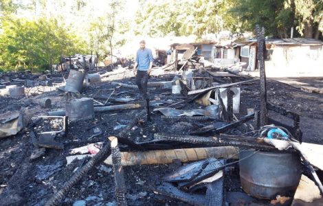 Argenteuil. Le campement ravagé par un incendie criminel qui n’a pas fait de blessé.