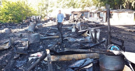 Argenteuil. Le campement ravagé par un incendie criminel qui n’a pas fait de blessé.