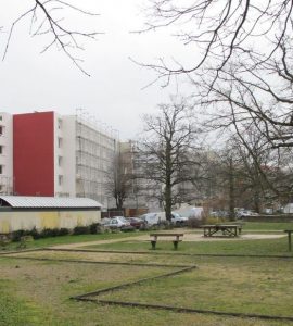 Villeneuve-Saint-Georges, rue des Châtaigniers. Dans cette rue, un jeune du Bois-Matar s’est fait tirer dessus. Deux jours plus tard, quasiment au même endroit, les policiers ont mis la main sur un fusil de chasse et des cocktails molotov sur le toit d’un immeuble.