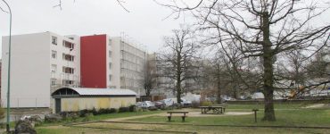 Villeneuve-Saint-Georges, rue des Châtaigniers. Dans cette rue, un jeune du Bois-Matar s’est fait tirer dessus. Deux jours plus tard, quasiment au même endroit, les policiers ont mis la main sur un fusil de chasse et des cocktails molotov sur le toit d’un immeuble.