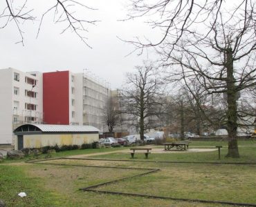 Villeneuve-Saint-Georges, rue des Châtaigniers. Dans cette rue, un jeune du Bois-Matar s’est fait tirer dessus. Deux jours plus tard, quasiment au même endroit, les policiers ont mis la main sur un fusil de chasse et des cocktails molotov sur le toit d’un immeuble.