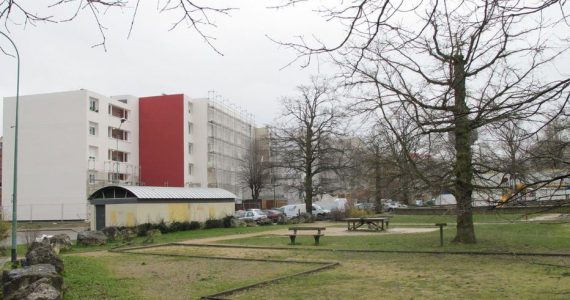 Villeneuve-Saint-Georges, rue des Châtaigniers. Dans cette rue, un jeune du Bois-Matar s’est fait tirer dessus. Deux jours plus tard, quasiment au même endroit, les policiers ont mis la main sur un fusil de chasse et des cocktails molotov sur le toit d’un immeuble.