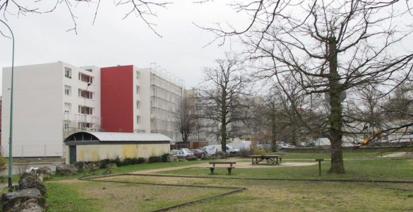 Villeneuve-Saint-Georges, rue des Châtaigniers. Dans cette rue, un jeune du Bois-Matar s’est fait tirer dessus. Deux jours plus tard, quasiment au même endroit, les policiers ont mis la main sur un fusil de chasse et des cocktails molotov sur le toit d’un immeuble.