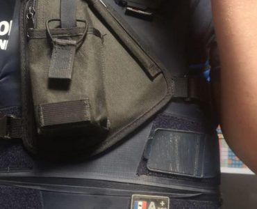 Une balle a été retrouvée dans la partie ventrale du gilet du policier municipal.