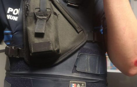 Une balle a été retrouvée dans la partie ventrale du gilet du policier municipal.