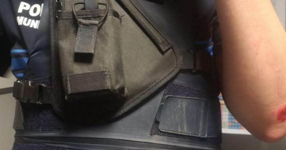 Une balle a été retrouvée dans la partie ventrale du gilet du policier municipal.