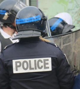 Intervenus en soutien des pompiers, les policiers ont été la cible d’attaques (illustration).