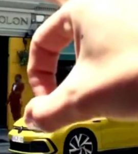 La vidéo de 10 secondes apparue mardi sur le compte Instagram du constructeur montre un homme noir éjecté par une main blanche vers l’intérieur d’un établissement dénommé « le petit colon ».