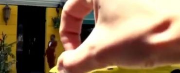 La vidéo de 10 secondes apparue mardi sur le compte Instagram du constructeur montre un homme noir éjecté par une main blanche vers l’intérieur d’un établissement dénommé « le petit colon ».
