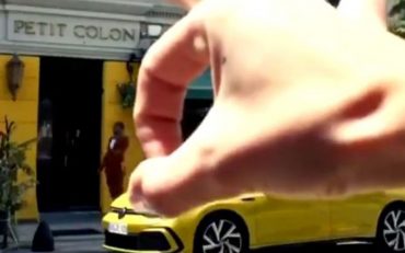 La vidéo de 10 secondes apparue mardi sur le compte Instagram du constructeur montre un homme noir éjecté par une main blanche vers l’intérieur d’un établissement dénommé « le petit colon ».