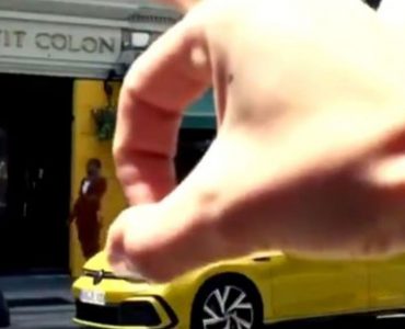 La vidéo de 10 secondes apparue mardi sur le compte Instagram du constructeur montre un homme noir éjecté par une main blanche vers l’intérieur d’un établissement dénommé « le petit colon ».