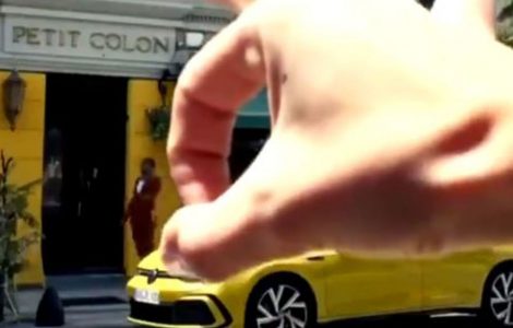 La vidéo de 10 secondes apparue mardi sur le compte Instagram du constructeur montre un homme noir éjecté par une main blanche vers l’intérieur d’un établissement dénommé « le petit colon ».