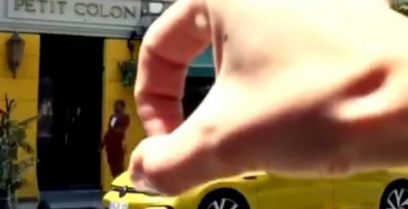 La vidéo de 10 secondes apparue mardi sur le compte Instagram du constructeur montre un homme noir éjecté par une main blanche vers l’intérieur d’un établissement dénommé « le petit colon ».