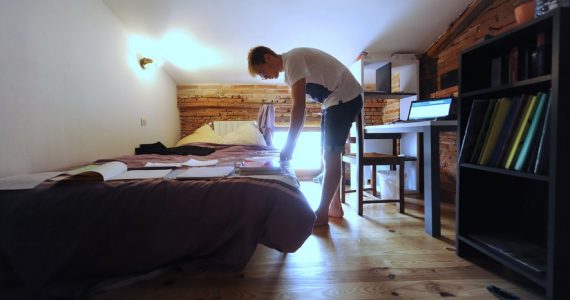 A son arrivée, plus de télé ni de bijoux et beaucoup de ses vêtements avaient disparu.