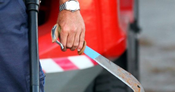 La machette a été retrouvée à proximité des deux hommes interpellés.