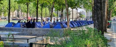 Une soixantaine de tentes ont été installées mercredi 27 mai sur les rives du bassin de la Villette, dans le 19ème arrondissement de Paris, par l