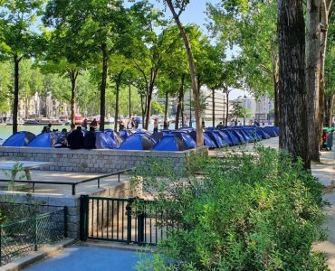 Une soixantaine de tentes ont été installées mercredi 27 mai sur les rives du bassin de la Villette, dans le 19ème arrondissement de Paris, par l