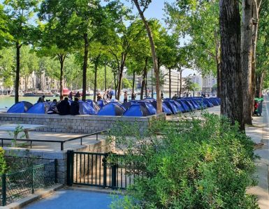 Une soixantaine de tentes ont été installées mercredi 27 mai sur les rives du bassin de la Villette, dans le 19ème arrondissement de Paris, par l