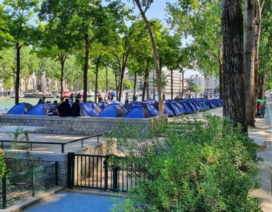 Une soixantaine de tentes ont été installées mercredi 27 mai sur les rives du bassin de la Villette, dans le 19ème arrondissement de Paris, par l