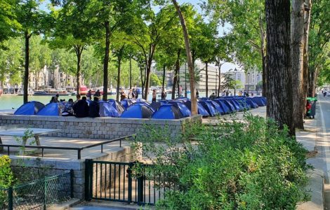 Une soixantaine de tentes ont été installées mercredi 27 mai sur les rives du bassin de la Villette, dans le 19ème arrondissement de Paris, par l