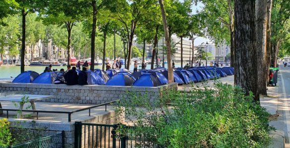 Une soixantaine de tentes ont été installées mercredi 27 mai sur les rives du bassin de la Villette, dans le 19ème arrondissement de Paris, par l